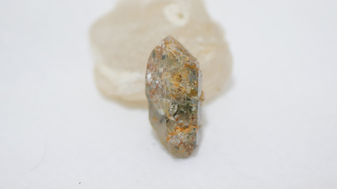 水晶(すいしょう) 六角錐を持つ無色透明の石英の仲間 | 石拾い 川・海・山で石ころ探し