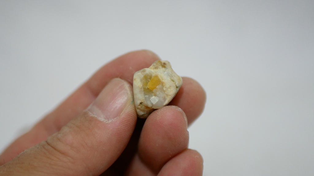 多摩川でひろった黄色い瑪瑙っぽいものを含んだ石