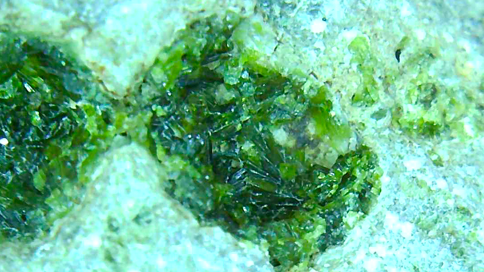 柱状の緑の結晶
