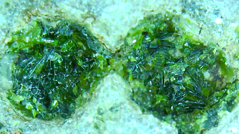 ガラス光沢の緑の石の結晶