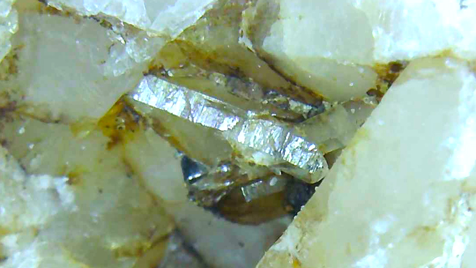 石英の穴の中の水晶