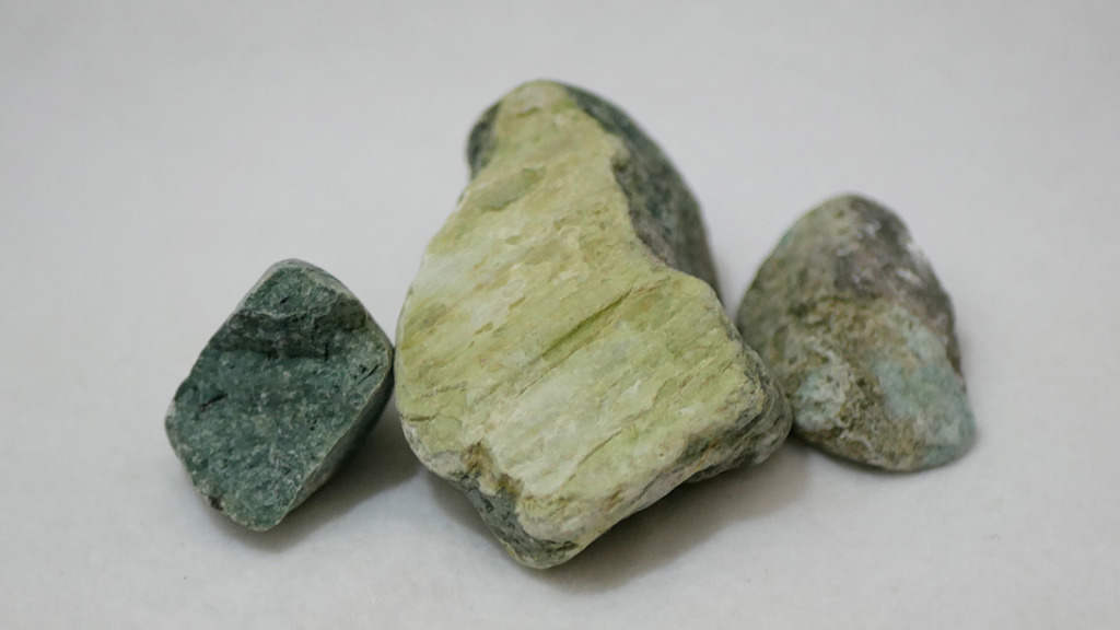桂川で広った緑の石