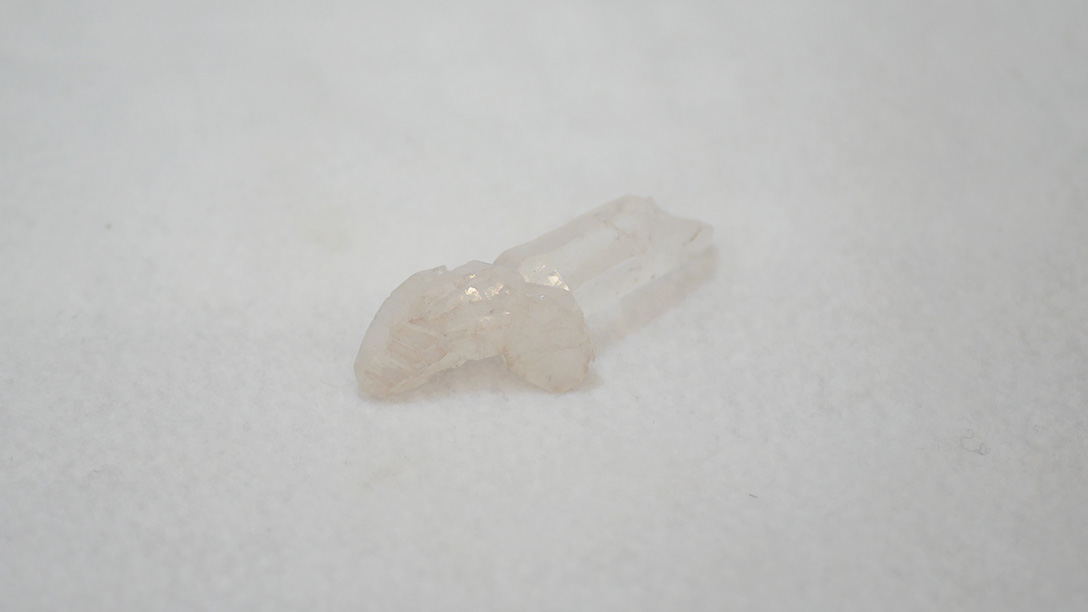 水晶(すいしょう) 六角錐を持つ無色透明の石英の仲間 | 石拾い 川・海・山で石ころ探し