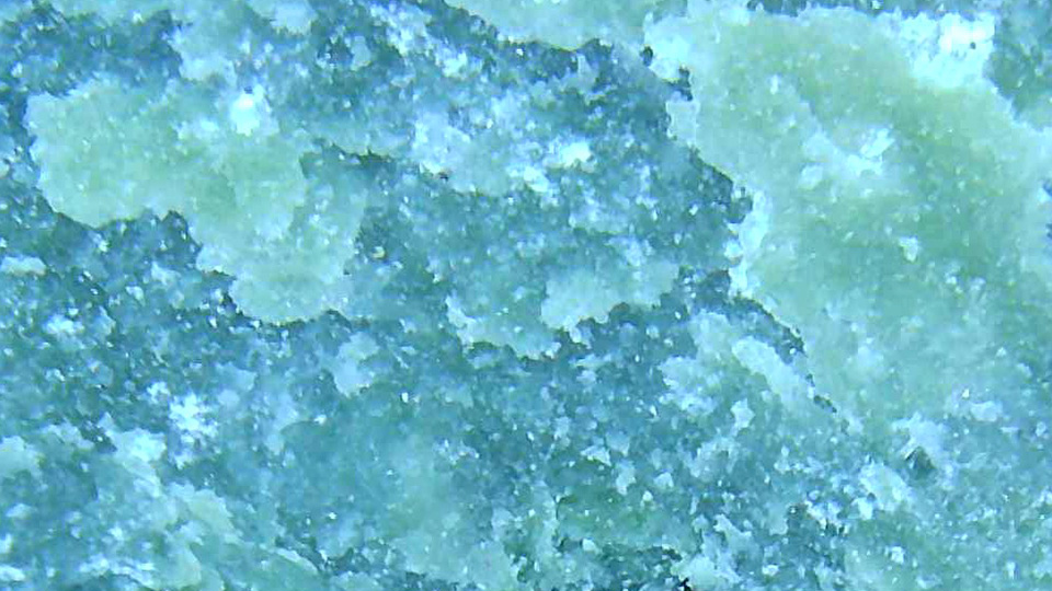 緑の石をデジタル顕微鏡で拡大観察