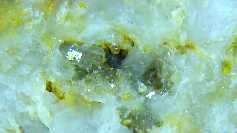 多摩川で見つけた石の極小水晶